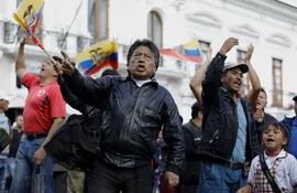 Ciudadanos ecuatorianos protestan en contra del presidente de Ecuador, Guillermo Lasso, hoy en los exteriores del Palacio de Gobierno en Quito (Ecuador). EFE/Santiago Fernández