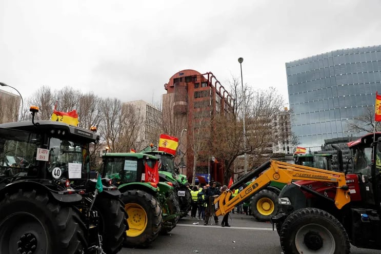 Los primeros tractores de la protesta agrícola española convocada este lunes en Madrid llegaron al Ministerio de Agricultura, Pesca y Alimentación, donde fueron recibidos por unos unos 20.000 manifestantes, según los organizadores, venidos de distintos lugares de España.