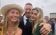 Gwyneth Paltrow y Chris Martin con su hija Apple, en la ceremonia de graduación.