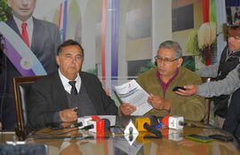 El Gobernador de Guairá, Juan Carlos Vera junto a su abogado Pedro Rodolfo Mendoza.