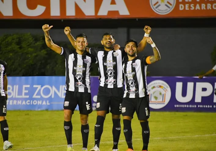 El capitán Édgar Villalba (d), celebra uno de sus tantos con Justo González y Ronald Acuña. (Foto: Deportivo Santaní)