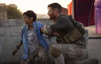 Rudhraksh Jaiswal y Chris Hemsworth en "Misión de rescate".