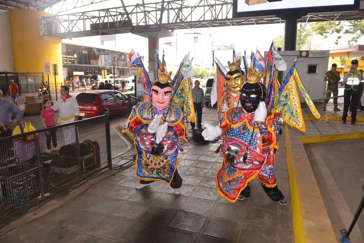 Los muñecos alegóricos de Taiwán cuando bailaban en la cabecera del Puente de la Amistad.