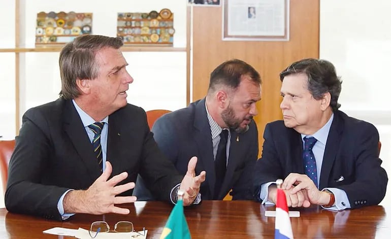 Imagen del encuentro protocolar del canciller nacional, Euclides Acevedo, con el mandatario brasileño, Jair Bolsonaro (Gentileza).