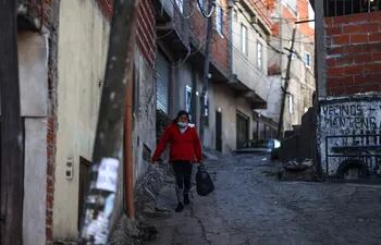Una mujer camina la villa 21 en el barrio de Barracas en Buenos Aires (Argentina). Más de 10 millones de argentinos son incapaces de salir de la pobreza estructural, según datos oficiales.  (EFE, archivo)