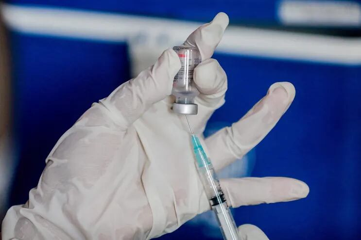 Las vacunas chinas requieren un refuerzo en sus dosis, según indicó la OMS.