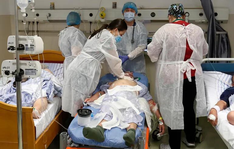 Atención a un paciente de covid-19 en el Hospital Universitario de Bucarest, el pasado 4 de noviembre.