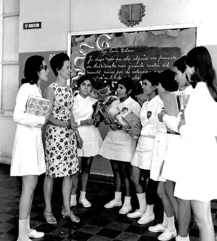 Beatriz Usher de Herrero con sus alumnas en el Colegio Nacional de Niñas.