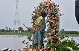 La imagen de María Auxiliadora, adornada de arreglos florales con el Niño Jesús en los brazos, durante la procesión náutica.