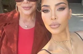 Kris Jenner con su hija Kim Kardashian.