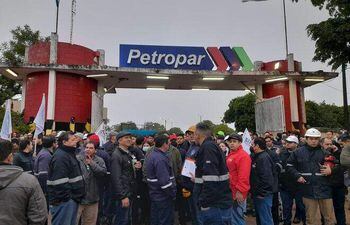 Sindicalistas de Petropar cerraron ayer el acceso principal a la planta de Villa Elisa.