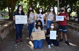 Cursillistas protestaron esta mañana en la sede de la Facultad de Veterinaria de la UNA.