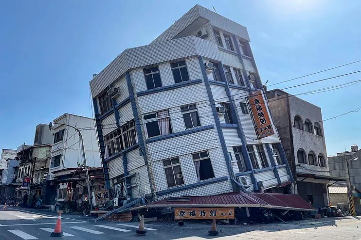 Un gran terremoto de magnitud 7,4 sacudió el este de Taiwán en la mañana del 3 de abril, lo que provocó advertencias de tsunami para la isla autónoma, así como para partes del sur de Japón y Filipinas.