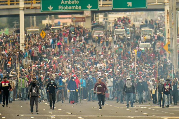 Indígenas y campesinos bloquean un camino mientras protestan contra las políticas económicas del gobierno del presidente ecuatoriano Lenin Moreno con respecto al acuerdo firmado en marzo con el Fondo Monetario Internacional (FMI) en Machachi, provincia de Pichincha, en las afueras de Quito.