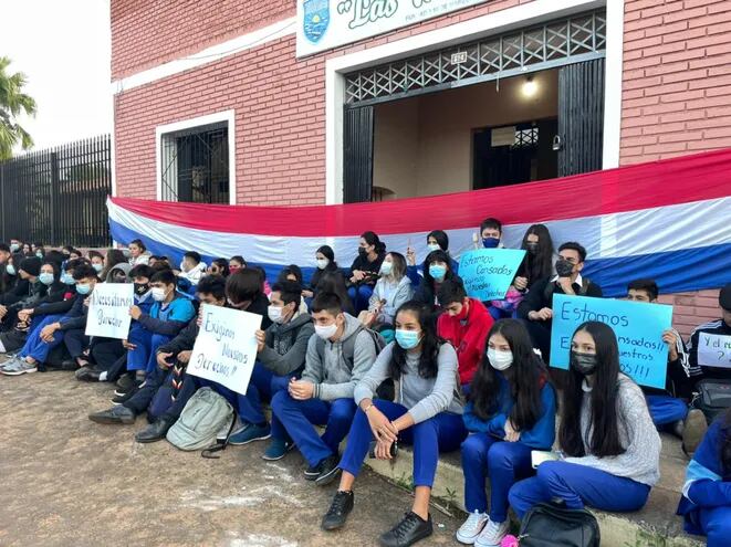 Los alumnos del Colegio Público de Gestión Subvencionada las Mercedes, realizan la sentata exigiendo sus derechos.