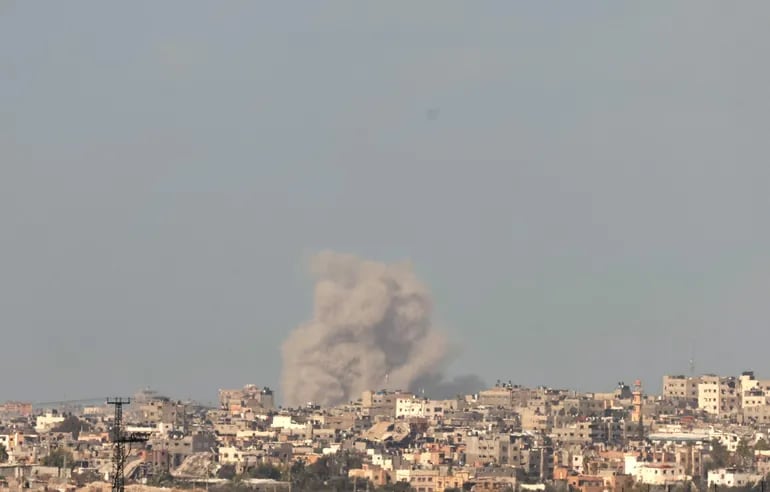 Una explosión en las afueras de la ciudad de Gaza, vista desde Be'eri, en el sur de Israel.