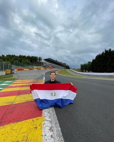 Joshua Duerksen posa con la bandera paraguaya en Bélgica.