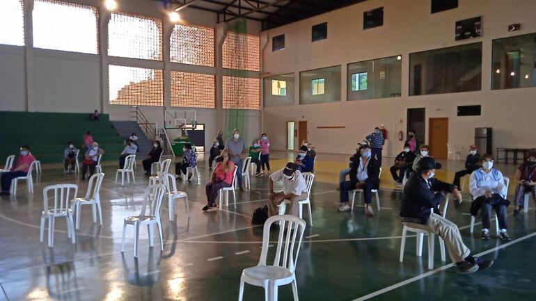 En San Lorenzo denunciaron demora de una hora para la apertura, por medida de presión de vacunadores contra investigación fiscal.