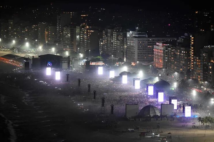 Así se ve la playa de Copacabana, en Río de Janeiro Brasil. Esta noche finaliza en el "The Celebration Tour" de Madonna.