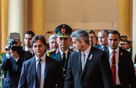 El presidente Luis Lacalle Pou, de la República Oriental del Uruguay, junto a su par Mario Abdo Benítez.