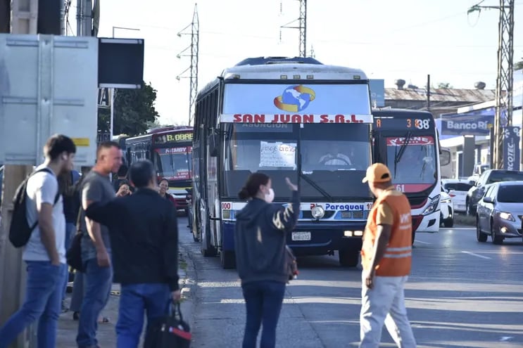 Este viernes, salieron a la calle 60 buses contratados por el Gobierno para paliar la crisis en el transporte de Asunción y el área metropolitana. También se vieron a inspectores del Viceministerio de Transporte en las calles, luego de que se estallara una ola de críticas.