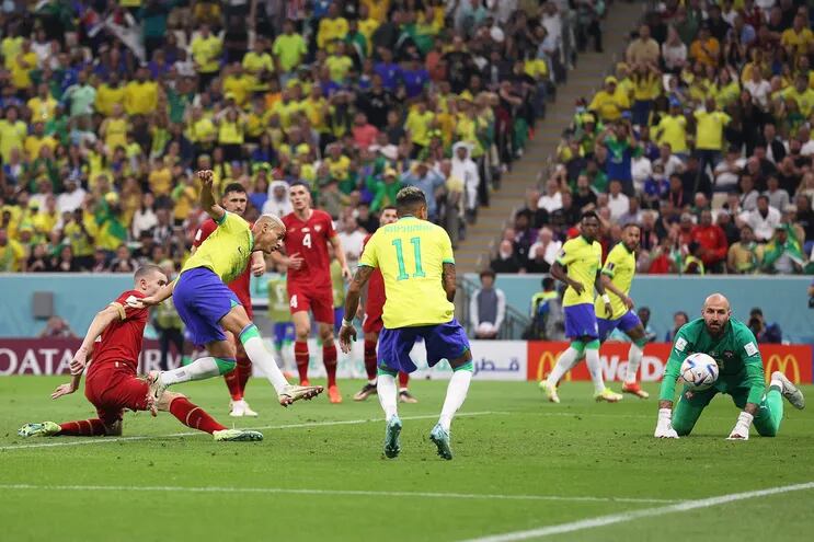 Richarlison se adelanta al zaguero serbio para anotar su  primer gol. Luego anotaría un golazo, de chilena para el 2-0 de Brasil.