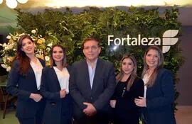 Iris Ávalos, Noelia Sanabria, José Alberto Gorostiaga, Mica Cáceres y Anahí Quiñónez, del equipo Fortaleza.