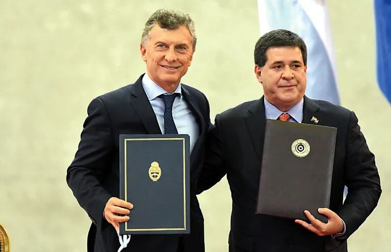 Mauricio Macri y Horacio Cartes exhibían en mayo de 2017 el acta que firmaron sobre Yacyretá.