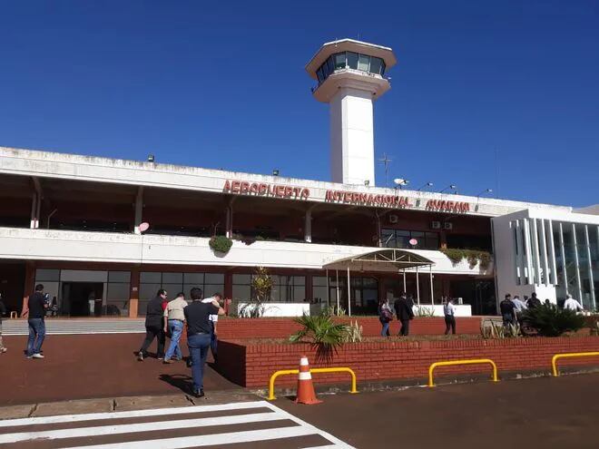 La Dirección Nacional de Aeronáutica Civil (Dinac) no solo permitió que las obras del Aeropuerto Internacional Guaraní sino que salvó de una millonaria multa a la empresa implicada.