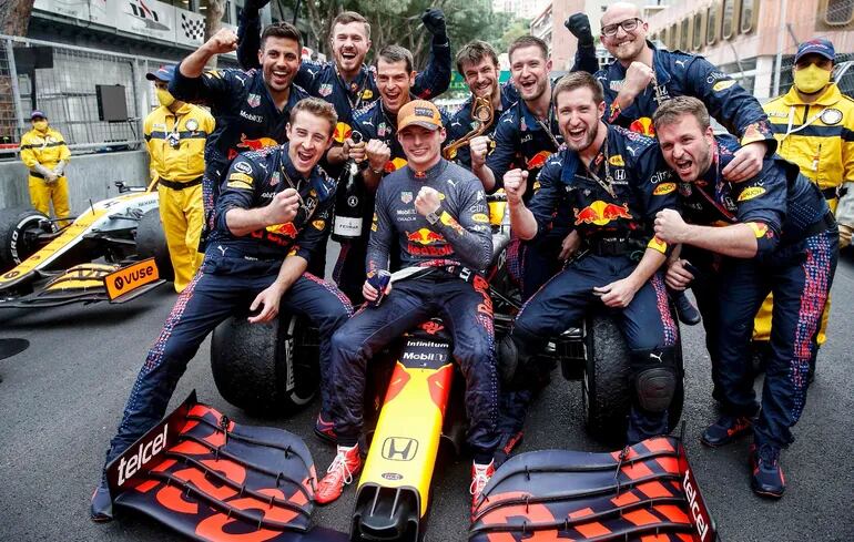Max Verstappen celebrando su primer triunfo en Mónaco con los integrantes del equipo. AFP