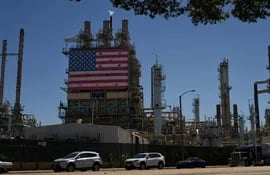Una refinería de petróleo en Wilmington, California. (AFP)