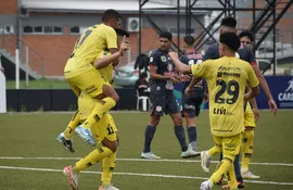 Los jugadores del Deportivo Recoleta festejan un gol en un partido ante Sportivo San Lorenzo por la División Intermedia 2024.