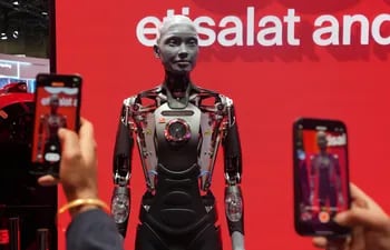 Un robot humanoide interactúa con los visitantes del stand de Etisalat durante la jornada inaugural del MWC 2024, el principal congreso tecnológico del mundo, que prevé reunir a unas 95.000 personas, y que abre sus puertas este lunes en Barcelona.