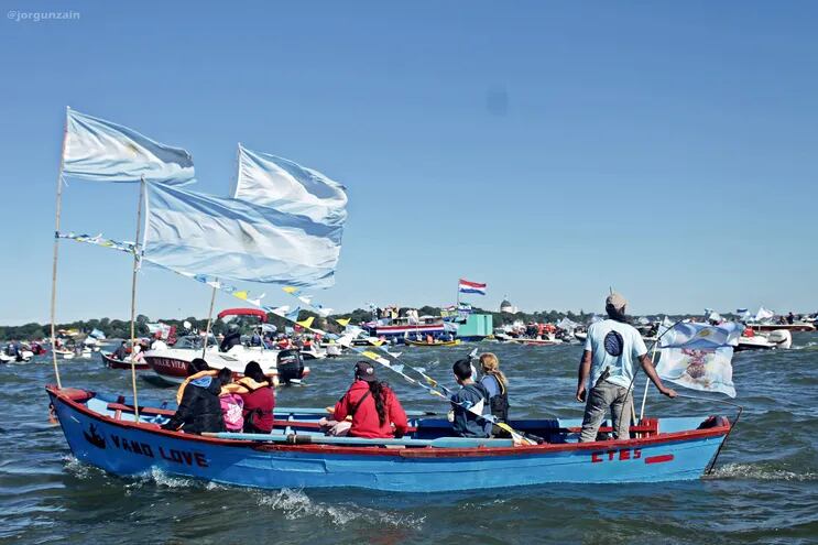 En  una procesión náutica se encontraron la Virgen de Caacupé con la Virgen de Itati Corrientes en medio del río Paraná.