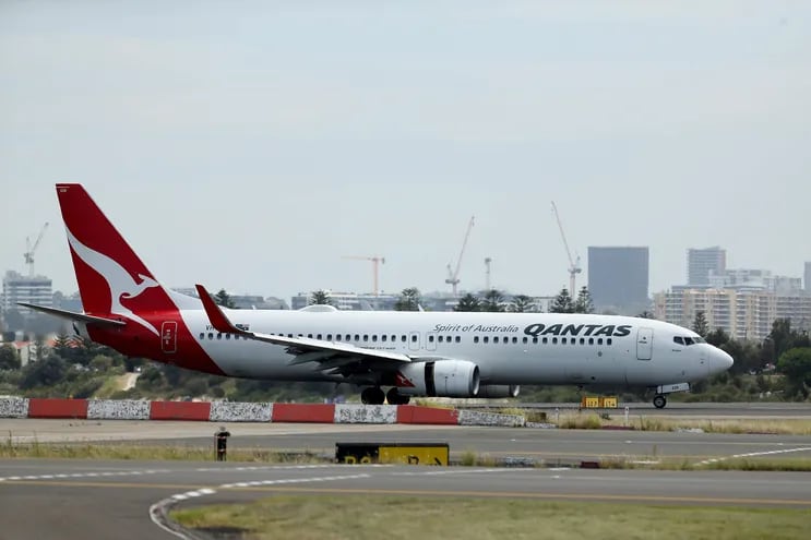 El vuelo de Qantas QF144 aterriza en el aeropuerto internacional de Sidney en Nueva Gales, Australia.
