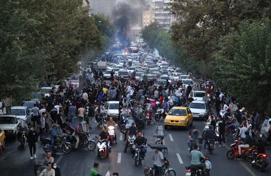 Al menos 17 personas han muerto en las protestas que sacuden Irán desde hace seis días por la muerte de Mahsa Amin tras ser detenida por llevar mal el velo, anunció la televisión estatal iraní. En los choques de la última noche, los manifestantes quemaron al menos dos comisarias y varios vehículos.