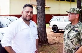 El defensor del Pueblo, Miguel Godoy (i), fue recibido ayer por el jefe del Comisoe Cnel. Ignacio Díaz, en su visita a la unidad militar.