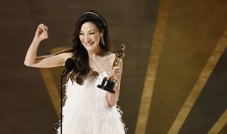 Michelle Yeoh celebra el Óscar a la mejor actriz que ganó por "Todo en todas partes al mismo tiempo", uno de los siete galardones obtenidos por esa película.