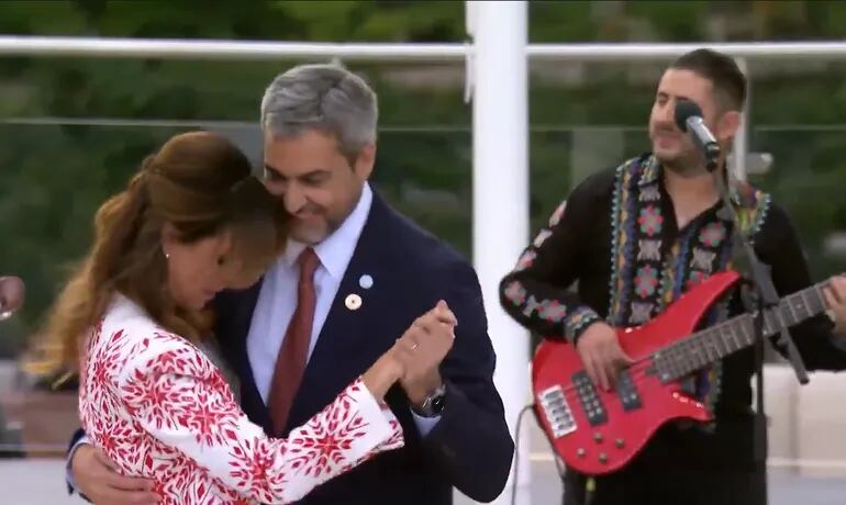 El presidente de la República, Mario Abdo Benítez, y su esposa Silvana López Moreira bailaron en Dubái al son de Tierra Adentro.
