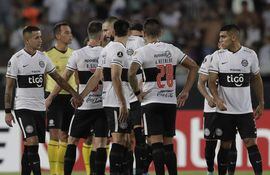 Los jugadores de Olimpia, en el Olímpico Nilton Santos, al finalizar el primer tiempo contra Fluminense en la ida de la Fase 3 de la Copa Libertadores.