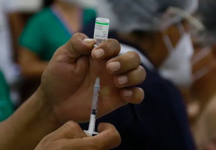Una trabajadora de la salud prepara una dosis de la vacuna china Sinopharm, en Santa Cruz (Bolivia).
