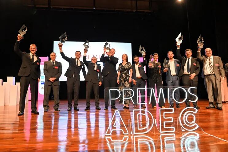 Los galardonados por los premios ADEC 2023, elevando sus trofeos, este miércoles en el teatro del BCP.