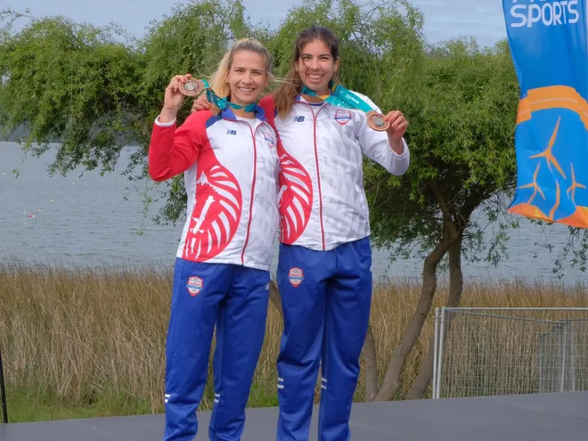 Las paraguayas Alejandra Alonso y Nicole Martínez (d) celebran la conquista de la medalla de bronce en la premiación del Remo en los Juegos Panamericanos Santiago 2023.