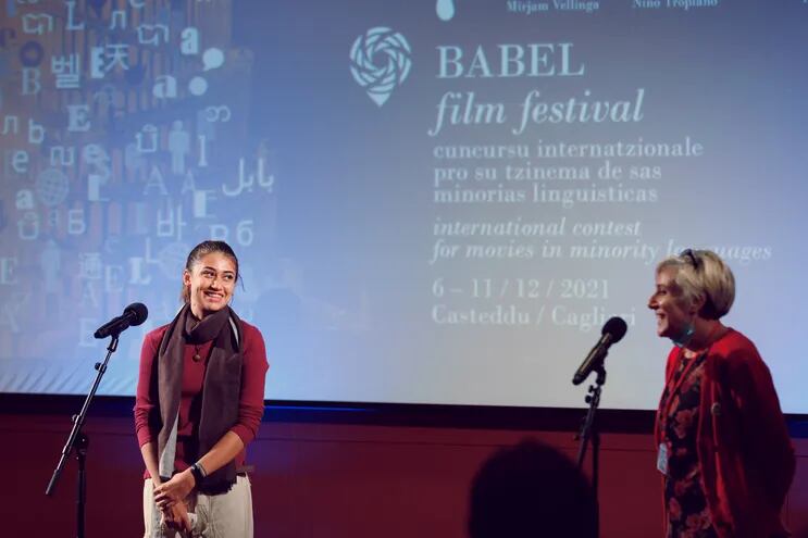 Sofía Netto (izquierda) durante la presentación del cortometraje "Otra mano" en el Babel Film Festival, en Italia.