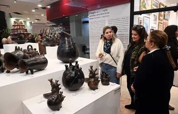 Un grupo de personas observa el trabajo de Julia Isídrez en el marco de la "Noche de galerías", que contó con una importante convocatoria de público.