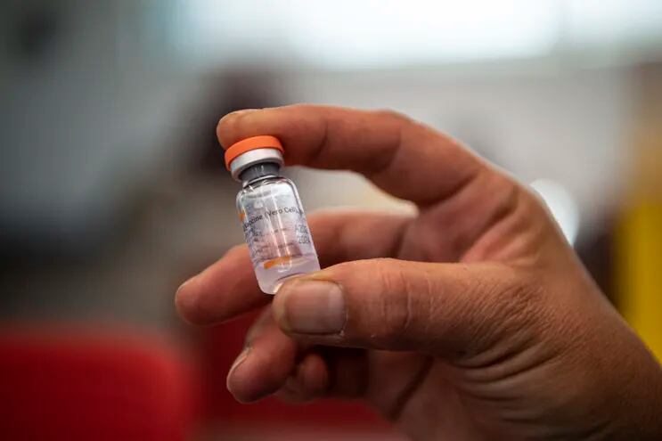 Un trabajador de la salud sostiene una dosis de la vacuna Coronavac en un centro de vacunación en el Parque Bicentenario, en Santiago, el 10 de febrero de 2021. La misma fue aprobada en México.