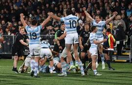Los Pumas, el equipo de rugby de Argentina celebra su victoria sobre el equipo de Nueva Zelanda, en el estadio Orangetheory en Christchurch.