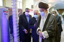 El líder supremo de Irán, Ayatolá Ali Khamenei, junto a las autoridades de la Organización de Energía Atómica de Irán. (archivo)