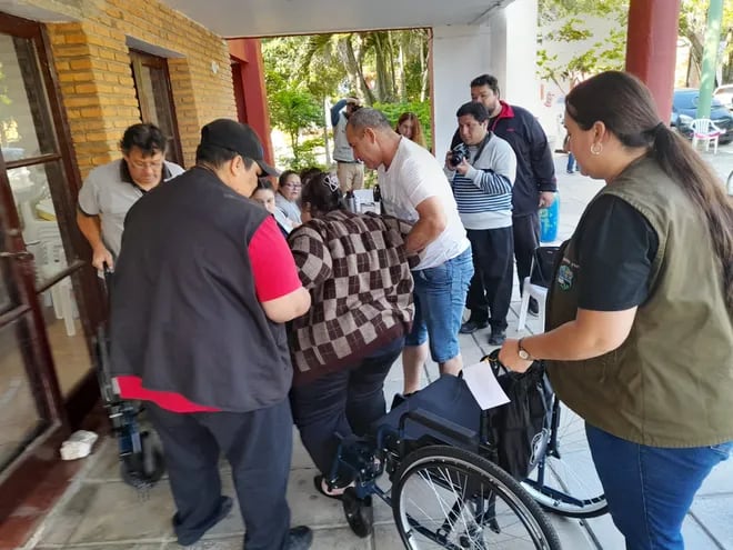 La fundación Solidaridad , entregó 50 sillas de ruedas a personas discapacitadas de Ñeembucú.