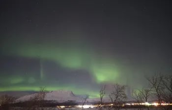 Imagen de una aurora boreal este mes de febrero en Finlandia, cerca del Círculo Polar Ártico, una zona que el próximo lunes será motivo de investigación de un grupo de expertos, que inician un trabajo de grabación desde la atmósfera para desentrañar algunas incógnitas sobre la formación y el funcionamiento de este fenómeno.
